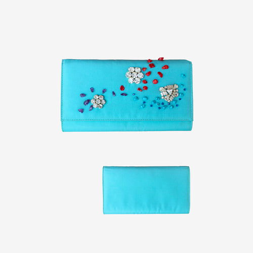 Nouvelle pochette Haute Couture Lucie. Pièce unique brodée et ornée de bijoux vintage.
